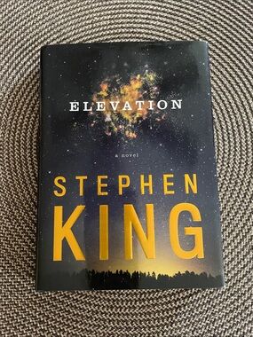 Stephen King - Elevation (Hardcover) - Black & Yellow Cover